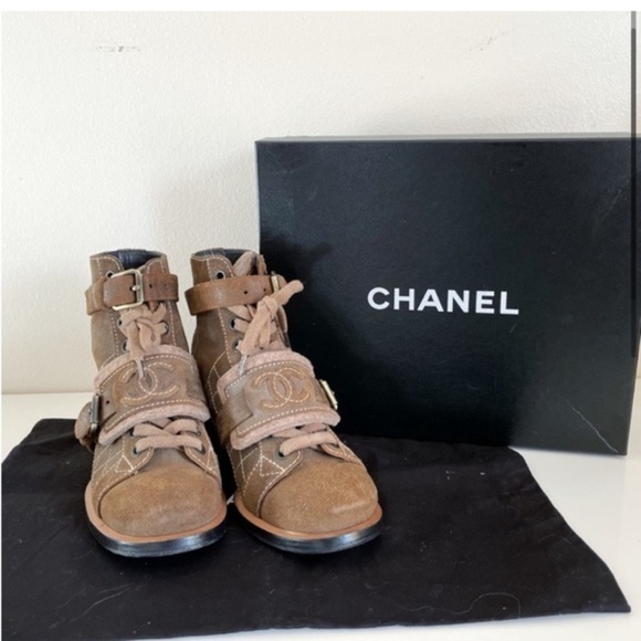 100% Authentic Chanel Brown Suede Combat Boots size 37.5 / 7 w/ BOX and dust bag - Picture 1 of 11